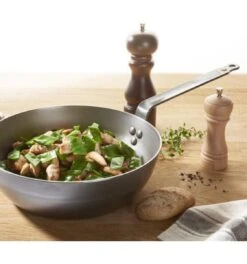 DeBuyer Mineral B Element Hapjespan - Ø 28 Cm -Keukengerei Verkoop 1122x1200 1