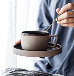 House Of Husk® Keramieke Kop En Schotel Set - Koffiekopjes - Theemokken - Koffiemokken - 250 Ml - Bruin Aardewerk -Keukengerei Verkoop 1161x1200 3