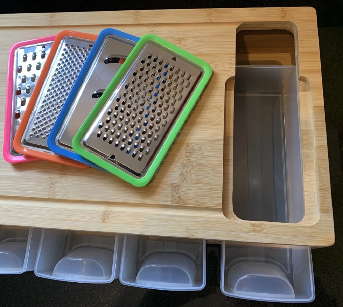 HUISSON Luxe Houten Snijplank XXL Met 5 Opvangbakken En 4 Raspen 50 X 27 X 10 Cm Groentesnijder Keukengerei Snijplank Hout BBQ 14 HUISSON Luxe Houten Snijplank XXL Met 5 Opvangbakken En 4 Raspen 50 X 27 X 10 Cm Groentesnijder Keukengerei Snijplank Hout BBQ - Afbeelding 14