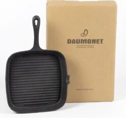 Daumonet Auguste Noir Gietijzeren Grillpan - Steakpan Zwart - PFAS & PFOA Vrij - Vierkant Met Schenktuit - 23,5 Cm - 2 Liter - Emaille - Alle Warmtebronnen - Elektrisch - Gas - Halogeen - Inductie - Keramisch -Keukengerei Verkoop 1200x1117 1