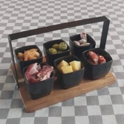 Mica Decorations - Luxe Tapas Set - 6 Zwarte Tapas Schaaltjes Op Houten Tapasplank - Servies - Borrelplank Olijfhout -Keukengerei Verkoop 1200x1197 21
