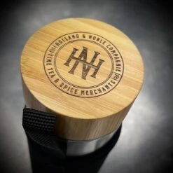 Holland & Noble - Thermo Theefles Met Zeef - 400 Ml Borosilicate Glas Dubbelwandig - Thee-infuser Met Bamboe Schroefdop Aan Beide Zijdes En Roestvrijstalen Zeef - Inclusief Neopreen Hoes -Keukengerei Verkoop 1200x1200 1022