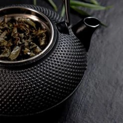 Lumaland - Thee Set - Theeservies - 1x Gietijzeren Theepot (1,4L), 1x Bamboe Doseerlepel, 1x Edelstalen Zeef -Keukengerei Verkoop 1200x1200 1343