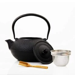 Lumaland - Thee Set - Theeservies - 1x Gietijzeren Theepot (1,4L), 1x Bamboe Doseerlepel, 1x Edelstalen Zeef -Keukengerei Verkoop 1200x1200 1345