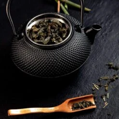 Lumaland - Thee Set - Theeservies - 1x Gietijzeren Theepot (1,4L), 1x Bamboe Doseerlepel, 1x Edelstalen Zeef -Keukengerei Verkoop 1200x1200 1346