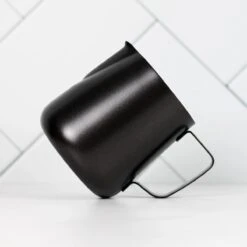 Melkopschuimkannetje Essentials - Zwart - 350ml - Melkkannetje Opschuim - Melkkannetje RVS - Melkkan -Keukengerei Verkoop 1200x1200 1402