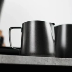 Melkopschuimkannetje Essentials - Zwart - 350ml - Melkkannetje Opschuim - Melkkannetje RVS - Melkkan -Keukengerei Verkoop 1200x1200 1403