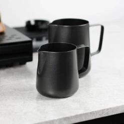 Melkopschuimkannetje Essentials - Zwart - 350ml - Melkkannetje Opschuim - Melkkannetje RVS - Melkkan -Keukengerei Verkoop 1200x1200 1404