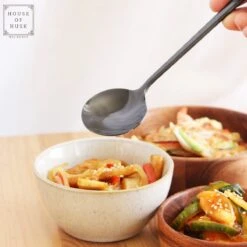 House Of Husk 1 Persoons Chopstick Set - 1 Paar Metalen Koreaanse Eetstokjes - Inclusief Eetlepel En Houder - RVS - Metaal - Eetstokjes - Koreaans - Vaatwasserbestendig - Sushi Chopsticks - Noodles - Zwart -Keukengerei Verkoop 1200x1200 247