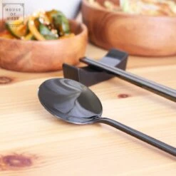 House Of Husk 1 Persoons Chopstick Set - 1 Paar Metalen Koreaanse Eetstokjes - Inclusief Eetlepel En Houder - RVS - Metaal - Eetstokjes - Koreaans - Vaatwasserbestendig - Sushi Chopsticks - Noodles - Zwart -Keukengerei Verkoop 1200x1200 249