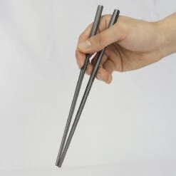 House Of Husk 1 Persoons Chopstick Set - 1 Paar Metalen Koreaanse Eetstokjes - Inclusief Eetlepel En Houder - RVS - Metaal - Eetstokjes - Koreaans - Vaatwasserbestendig - Sushi Chopsticks - Noodles - Zwart -Keukengerei Verkoop 1200x1200 250