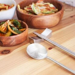 House Of Husk 1 Persoons Chopstick Lepel Set - 1 Paar Metalen Koreaanse Eetstokjes - Inclusief Eetlepel En Houder - RVS - Metaal - Eetstokjes - Koreaans - Vaatwasserbestendig - Sushi Chopsticks - Noodles - Zilver -Keukengerei Verkoop 1200x1200 253