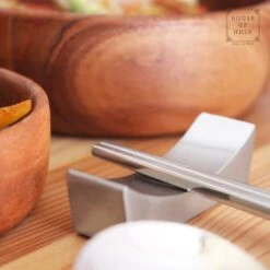 House Of Husk 1 Persoons Chopstick Lepel Set - 1 Paar Metalen Koreaanse Eetstokjes - Inclusief Eetlepel En Houder - RVS - Metaal - Eetstokjes - Koreaans - Vaatwasserbestendig - Sushi Chopsticks - Noodles - Zilver -Keukengerei Verkoop 1200x1200 255