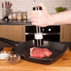 Allkinds Elektrische Peper En Zoutmolen Set - Peper En Zoutstel Elektrisch - Keukengerei - Batterij - Lichtgevend - RVS - Mat Zwart -Keukengerei Verkoop 1200x1200 880