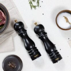 Deleca Luxe Peper En Zoutmolen Set - Met Geschenkdoos - Zout / Pepermolen - Rubberhout - Zwart & Goud -Keukengerei Verkoop 1200x1200 906