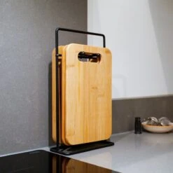 Luxe Snijplankenset Met Houder Van In Round – 4 Snijplanken – Houten Snijplank Rechthoek – Zwart Metalen Houder – Bamboe Hout – Serveerplank Hakblok Broodplank – Ontbijtplankjes Set – Cutting / Chopping Board – Keukengerei – Snijplankje – Borrelplank -Keukengerei Verkoop 1200x1200 983