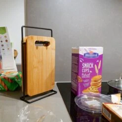 Luxe Snijplankenset Met Houder Van In Round – 4 Snijplanken – Houten Snijplank Rechthoek – Zwart Metalen Houder – Bamboe Hout – Serveerplank Hakblok Broodplank – Ontbijtplankjes Set – Cutting / Chopping Board – Keukengerei – Snijplankje – Borrelplank -Keukengerei Verkoop 1200x1200 984