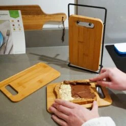 Luxe Snijplankenset Met Houder Van In Round – 4 Snijplanken – Houten Snijplank Rechthoek – Zwart Metalen Houder – Bamboe Hout – Serveerplank Hakblok Broodplank – Ontbijtplankjes Set – Cutting / Chopping Board – Keukengerei – Snijplankje – Borrelplank -Keukengerei Verkoop 1200x1200 985