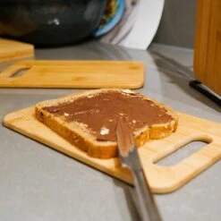 Luxe Snijplankenset Met Houder Van In Round – 4 Snijplanken – Houten Snijplank Rechthoek – Zwart Metalen Houder – Bamboe Hout – Serveerplank Hakblok Broodplank – Ontbijtplankjes Set – Cutting / Chopping Board – Keukengerei – Snijplankje – Borrelplank -Keukengerei Verkoop 1200x1200 986