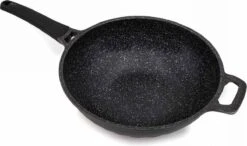 Cheffinger Wokpan Met Deksel - 32cm - Zwart - Pan - Keukenaccessoires -Keukengerei Verkoop 1200x708 1