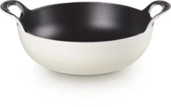 Le Creuset Gietijzeren Balti-pan In Meringue 24 Cm 2,7l -Keukengerei Verkoop 1200x747 1