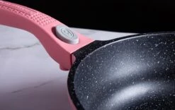 Royalty Line Inductie Pannenset - Luxe 14-delige Pannenset Marmeren Coating - Pannen Met Afneembare Handvaten - Oven-Ready - PFAS-Vrij - Voor Alle Warmtebronnen - Afneembare Koudgrepen - Antiaanbaklaag - Koekenpan Met Glazen Deksels - Roze 16 Royalty Line Inductie Pannenset - Luxe 14-delige Pannenset Marmeren Coating - Pannen Met Afneembare Handvaten - Oven-Ready - PFAS-Vrij - Voor Alle Warmtebronnen - Afneembare Koudgrepen - Antiaanbaklaag - Koekenpan Met Glazen Deksels - Roze -Keukengerei Verkoop 1200x757