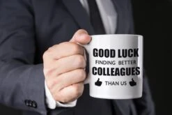 Good Luck Finding Better Colleagues Than Us Koffiemok / Theebeker - 300 Ml - Wit - Carriere Switch / VUT / Pensioen - Bedankt Cadeau Collega / Teamgenoot -Keukengerei Verkoop 1200x800 115
