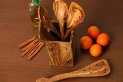 OLIVIEU ~ 5-delig Olijfhouten Duurzame Keukengerei Set Met Keukengerei Houder ~ Houten Kookgerei ~ Minimalistisch & Handgesneden ~ Keukengerei Pot ~ Kookgerei Set Met Kookgerei Houder -Keukengerei Verkoop 1200x800 84