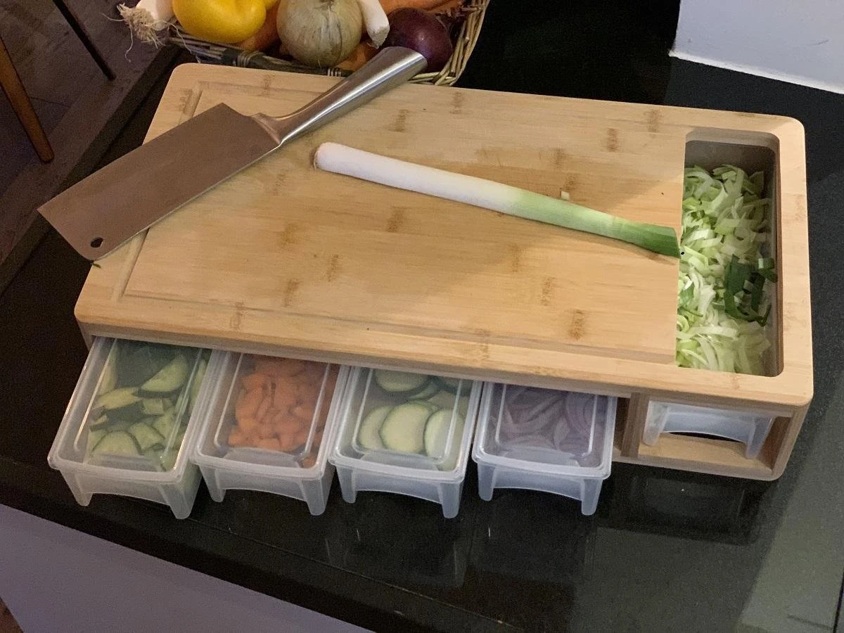 HUISSON Luxe Houten Snijplank XXL Met 5 Opvangbakken En 4 Raspen 50 X 27 X 10 Cm Groentesnijder Keukengerei Snijplank Hout BBQ 2 HUISSON Luxe Houten Snijplank XXL Met 5 Opvangbakken En 4 Raspen 50 X 27 X 10 Cm Groentesnijder Keukengerei Snijplank Hout BBQ - Afbeelding 2