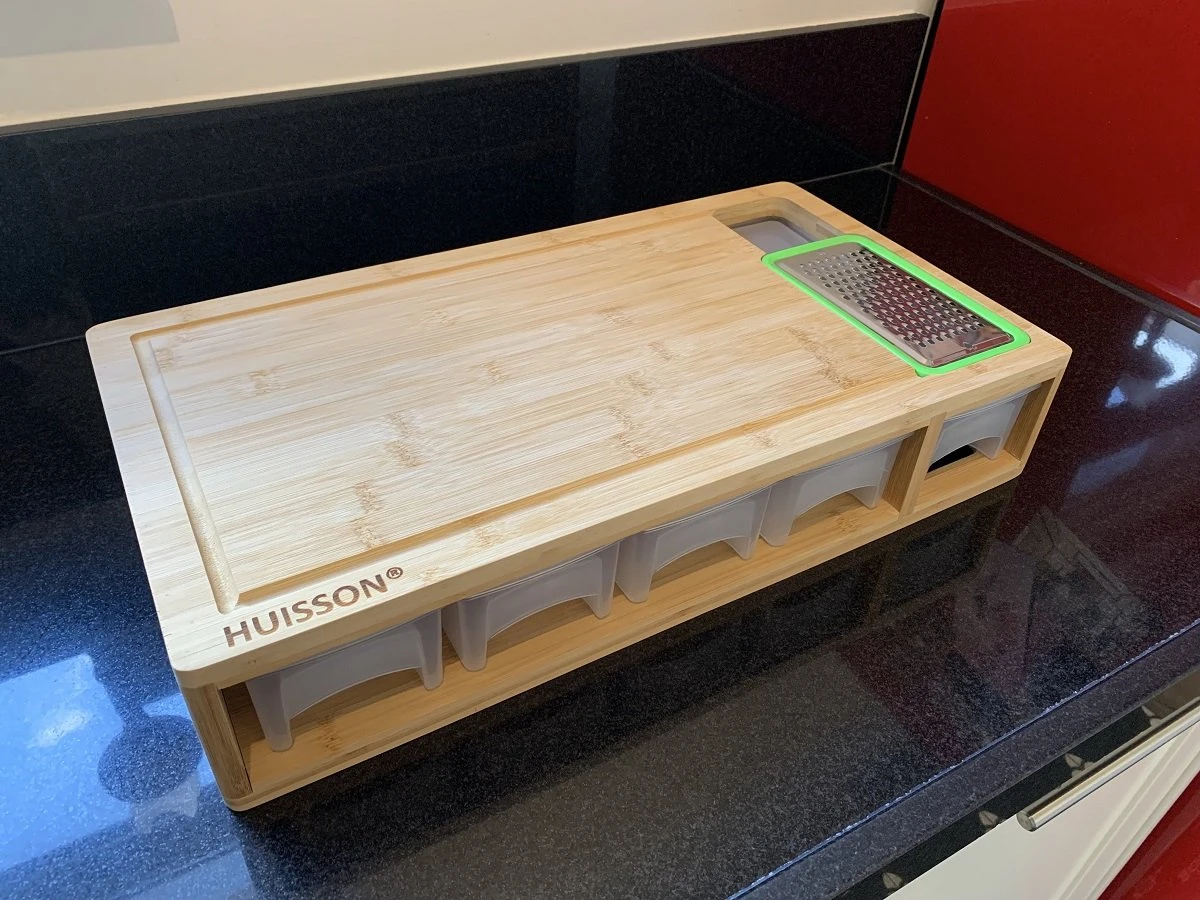 HUISSON Luxe Houten Snijplank XXL Met 5 Opvangbakken En 4 Raspen 50 X 27 X 10 Cm Groentesnijder Keukengerei Snijplank Hout BBQ 4 HUISSON Luxe Houten Snijplank XXL Met 5 Opvangbakken En 4 Raspen 50 X 27 X 10 Cm Groentesnijder Keukengerei Snijplank Hout BBQ - Afbeelding 4