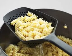 Joseph Joseph Scoop Plus Vergietlepel - Schuimspaan - Frituurschep -Keukengerei Verkoop 1200x923 1