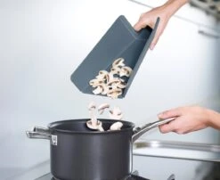 Joseph Joseph - Chop 2 Pot - Editions Sky - Snijplank - Opvouwbaar - Set Van 2 Stuks - Blauw / Grijs -Keukengerei Verkoop 1200x979 2