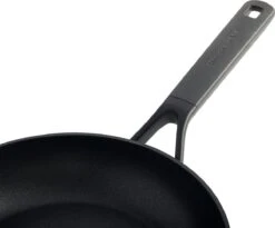 KitchenAid Classic Forged Aluminium Wok ø28cm - Zwart - Inductie - Anti-aanbak -Keukengerei Verkoop 1200x997