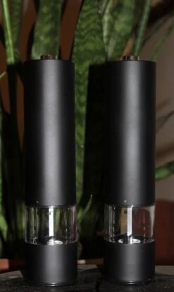 Allkinds Elektrische Peper En Zoutmolen Set - Peper En Zoutstel Elektrisch - Keukengerei - Batterij - Lichtgevend - RVS - Mat Zwart -Keukengerei Verkoop 716x1200 1