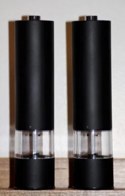 Allkinds Elektrische Peper En Zoutmolen Set - Peper En Zoutstel Elektrisch - Keukengerei - Batterij - Lichtgevend - RVS - Mat Zwart -Keukengerei Verkoop 765x1200