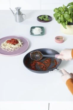 Brabantia Tasty+ Opscheplepel Plus Schraper - Grape Red -Keukengerei Verkoop 799x1200 2