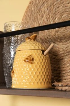 Clayre & Eef Honingpot Met Lepel Ø 11x14 Cm Geel Keramiek Rond Bijen Voorraadpot Deksel Bewaarpot Opbergpot -Keukengerei Verkoop 801x1200