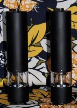 Allkinds Elektrische Peper En Zoutmolen Set - Peper En Zoutstel Elektrisch - Keukengerei - Batterij - Lichtgevend - RVS - Mat Zwart -Keukengerei Verkoop 861x1200